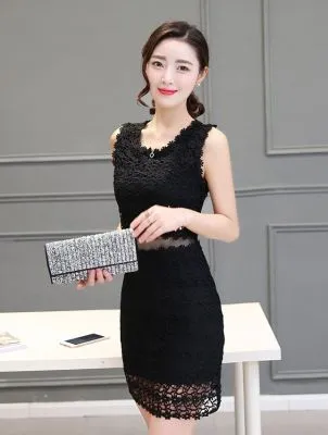 Robe en dentelle sans manches avec empiècement transparent